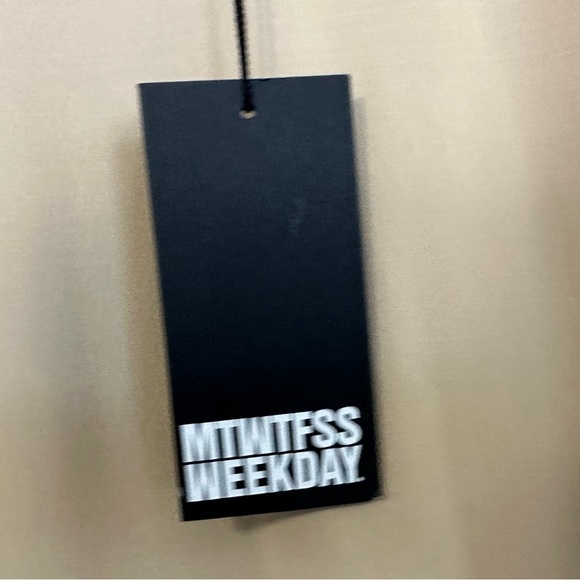 MTWTFSS Weekday Womens Tight Turtleneck Short Sleeve Tee Sz Medium Beige Top - Picture 7 of 7